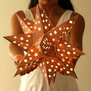 This enchanting and rusty "metal" star lantern is made with... paper! Easy tutorial with free printable template to make your own!